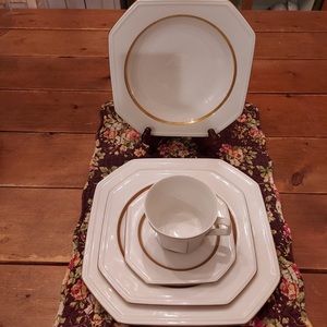 Villeroy 5 piece Dinnerware set